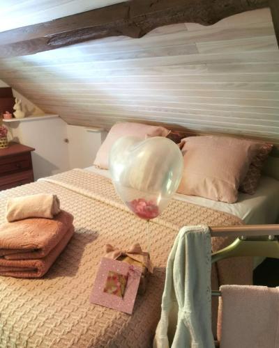 - un lit avec une lumière au-dessus dans l'établissement LA MIELLERIE MAISON ENTIERE 10 pers ISSOR, à Arette