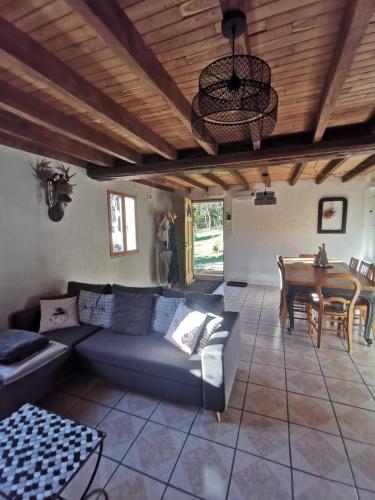 un salon avec un canapé et une table dans l'établissement LA MIELLERIE MAISON ENTIERE 10 pers ISSOR, à Arette