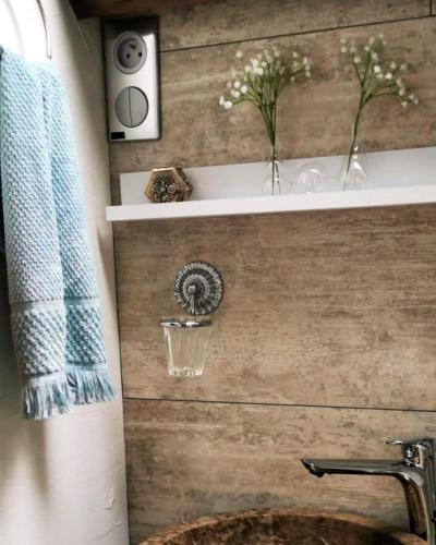 La salle de bains est pourvue d'un lavabo et d'une serviette. dans l'établissement LA MIELLERIE MAISON ENTIERE 10 pers ISSOR, à Arette