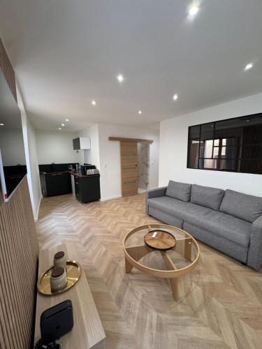 un salon avec un canapé et une table dans l'établissement Chic appartement climatisé La Ciotat, à La Ciotat