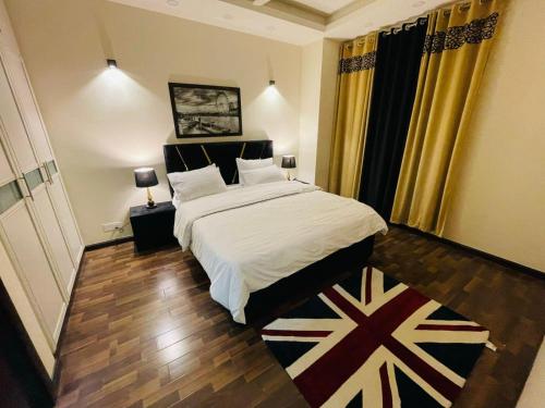 Ένα ή περισσότερα κρεβάτια σε δωμάτιο στο Elysium Suites By LMY Front of Centaurus Mall Islamabad