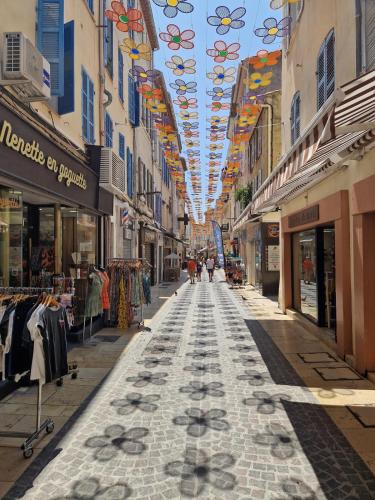 une rue commerçante vide avec un plafond et des magasins dans l'établissement Chic appartement climatisé La Ciotat, à La Ciotat