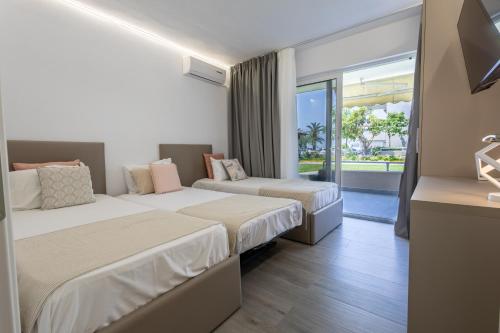 Postel nebo postele na pokoji v ubytování By the Sea Apartments-studios