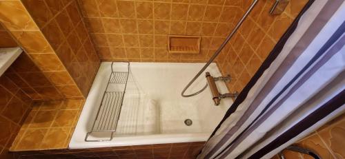 une baignoire dans une salle de bain avec douche dans l'établissement La maison du pêcheur, à Collioure