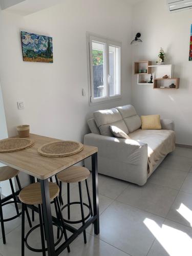 un salon avec un canapé et une table dans l'établissement Les coquelicots, à Meyreuil