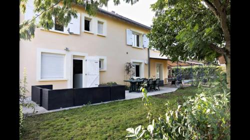 Maison familiale- 12 couchages - 6 chambres, piscine, très grand jardin