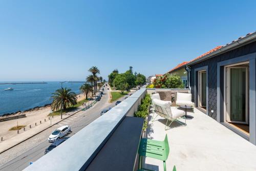 Oceanfront Villa Near Downtown Porto