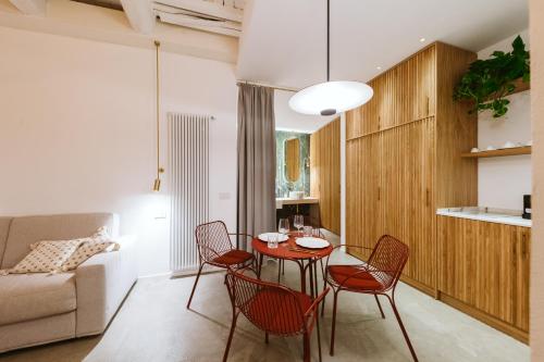 a living room with a table and chairs and a couch at Scarlet in Vernazza