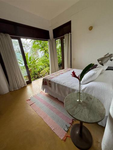 Postel nebo postele na pokoji v ubytování Casa 7suítes - Vista para Barra do Sahy