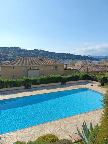 une piscine devant une maison dans l'établissement Studio avec piscine partagée Presqu'île de Saint-Mandrier-sur-Mer, à Saint-Mandrier-sur-Mer