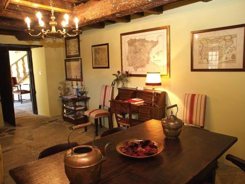 una sala da pranzo con tavolo e mappa sul muro di Casa Solariega de Cervantes a San Román