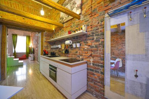 - une cuisine avec un mur en briques et un comptoir dans l'établissement Michael Weiss apartment, à Braşov