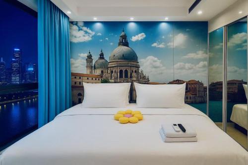 Uma cama ou camas num quarto em 重庆市中心家庭公寓