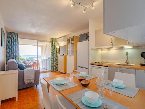une cuisine et un salon avec une table et des chaises dans l'établissement Apartment Les Coteaux de la Nartelle-20 by Interhome, à Sainte-Maxime