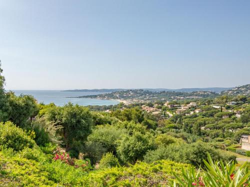 - une vue sur l'océan depuis une colline dans l'établissement Apartment Les Coteaux de la Nartelle-20 by Interhome, à Sainte-Maxime
