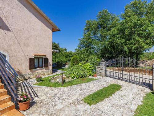 Vonkajšia záhrada v ubytovaní Apartment Cekić-2 by Interhome