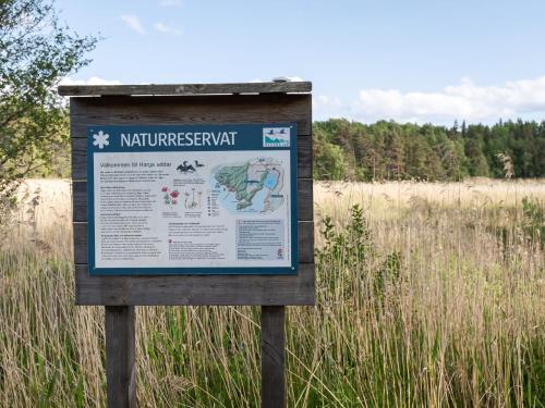 a sign in the middle of a field at Chalet Harge Sörgård by Interhome in Hammar