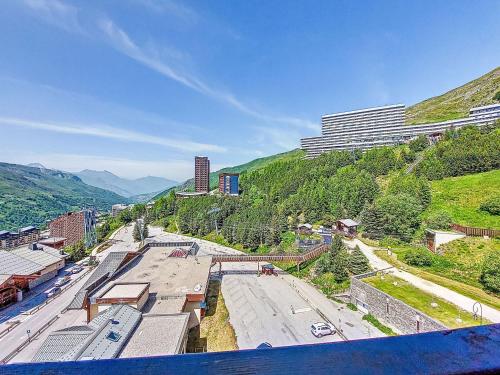 - une vue sur la ville et la montagne dans l'établissement Studio Chavière 832 by Interhome, aux Menuires