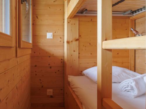 Ένα ή περισσότερα κρεβάτια σε δωμάτιο στο Chalet Woovim 8 by Interhome