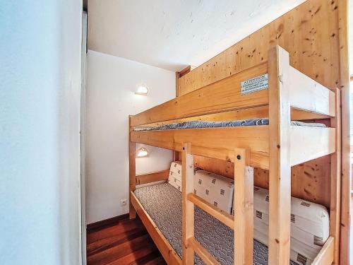 - deux lits superposés dans une petite chambre dans l'établissement Apartment Chavière 120 by Interhome, aux Menuires