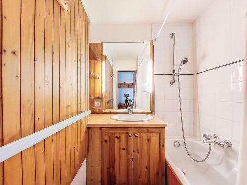 une salle de bain avec un lavabo et une baignoire dans l'établissement Apartment Chavière 120 by Interhome, aux Menuires