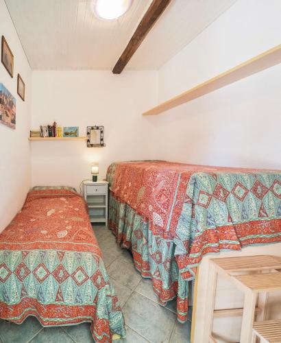 two beds sitting next to each other in a room at Perfume House in Marciana