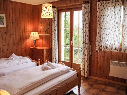 Ένα ή περισσότερα κρεβάτια σε δωμάτιο στο Chalet Chalet Les 3 Marmottes by Interhome