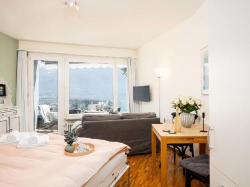 una sala de estar con un sofá y una mesa en Apartment Double Room Classic-10 by Interhome, en Ascona