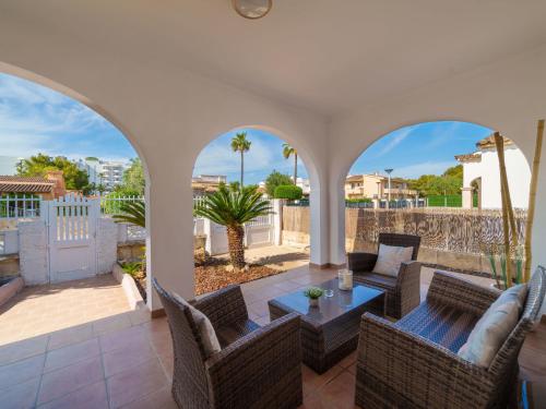 een patio met rieten stoelen en een tafel bij Villa Villa Rosa by Interhome in Port d'Alcudia