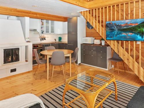eine Küche und ein Esszimmer mit Tisch und Stühlen in der Unterkunft Holiday Home Saukonpiilo 1 by Interhome in Pyhätunturi