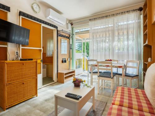 Televízia a/alebo spoločenská miestnosť v ubytovaní Holiday Home Piccola by Interhome