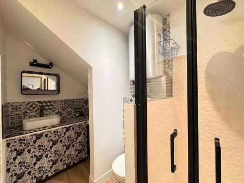 une salle de bain avec toilettes et miroir dans l'établissement CB Cannes- NEW YORK, à Cannes