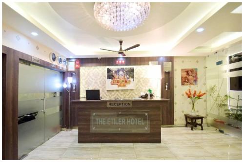 Μια τηλεόραση ή/και κέντρο ψυχαγωγίας στο HOTEL ETILER PALACE Near Katra Bus Stand - 1 Km From Railway Station & 7 Km From Vaishno Devi Temple - Well Decorated Rooms With Free Wi-fi - Free Parking & Restaurant Available - A Luxurious Hotel In Katra