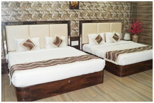 Ένα ή περισσότερα κρεβάτια σε δωμάτιο στο HOTEL ETILER PALACE Near Katra Bus Stand - 1 Km From Railway Station & 7 Km From Vaishno Devi Temple - Well Decorated Rooms With Free Wi-fi - Free Parking & Restaurant Available - A Luxurious Hotel In Katra