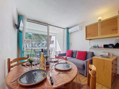 un salon avec une table en bois et un canapé dans l'établissement Studio La Frégate-9 by Interhome, au Grau-du-Roi