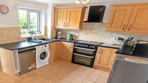 Dapur atau dapur kecil di Swell Times Croyde Sleeps 4 By the Seaside
