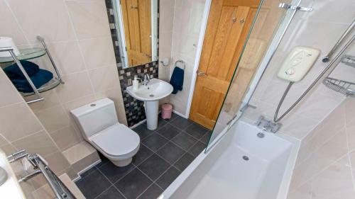 Bilik mandi di Swell Times Croyde Sleeps 4 By the Seaside