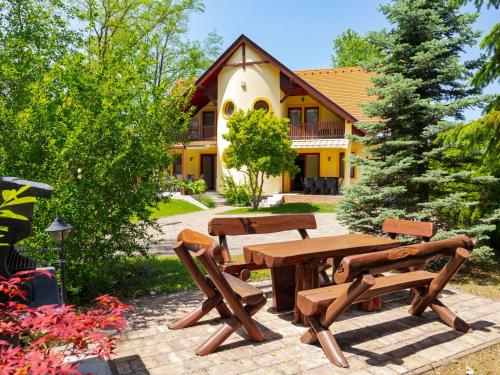 stół piknikowy i ławki przed domem w obiekcie Apartment Jókai by Interhome w mieście Balatonszárszó