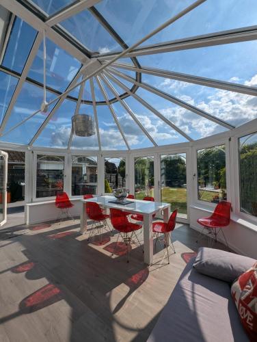 Khu vực ghế ngồi tại Thames Riverside Retreat Serene 3 Bed Bungalow