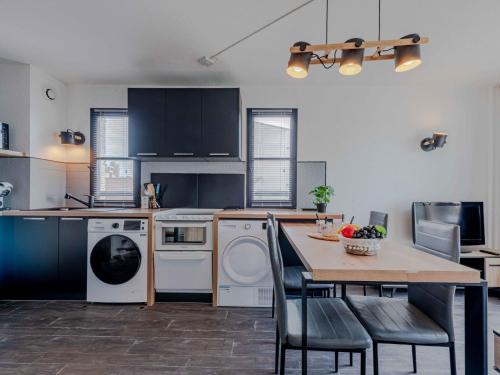 Il comprend une cuisine équipée d'une table et d'un lave-vaisselle. dans l'établissement Apartment Sombrero-1 by Interhome, au Barcarès