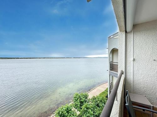 - un balcon offrant une vue sur l'eau dans l'établissement Apartment Les Marquises-3 by Interhome, au Barcarès