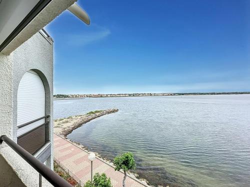 - une vue sur l'eau depuis une maison dans l'établissement Apartment Les Marquises-3 by Interhome, au Barcarès