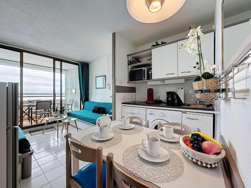 une cuisine et un salon avec une table et des chaises dans l'établissement Apartment Les Marquises-3 by Interhome, au Barcarès