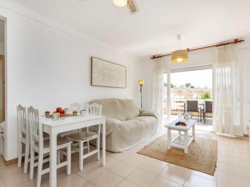 una sala de estar con un sofá y una mesa en Apartment Guardamar by Interhome, en Miami Platja