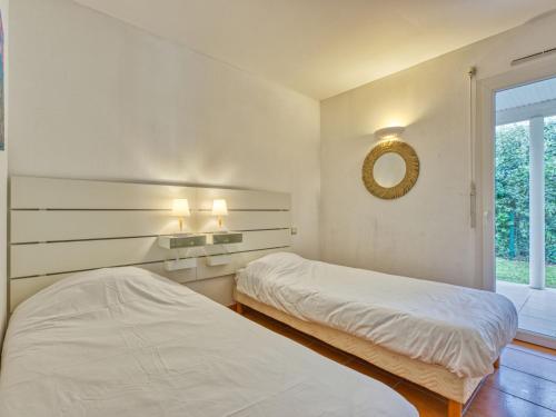 Ένα ή περισσότερα κρεβάτια σε δωμάτιο στο Holiday Home Eden Parc by Interhome