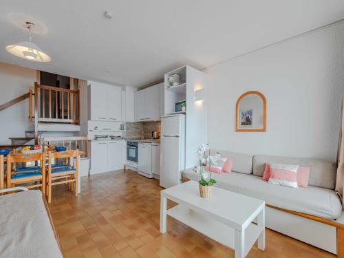 un salon avec un canapé et une table dans l'établissement Apartment Coudalère-Les Hébrides-3 by Interhome, au Barcarès