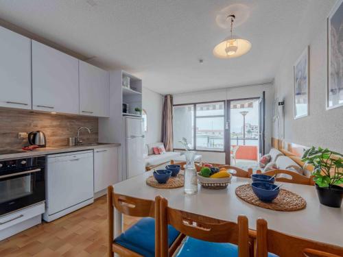 une cuisine et une salle à manger avec une table et des chaises dans l'établissement Apartment Coudalère-Les Hébrides-3 by Interhome, au Barcarès