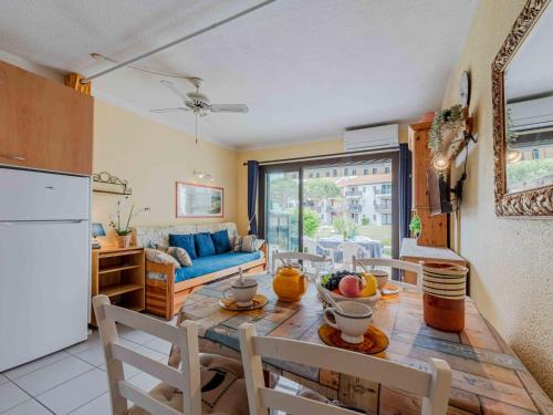 une cuisine et un salon avec une table et des chaises dans l'établissement Holiday Home Sombrero-4 by Interhome, au Barcarès