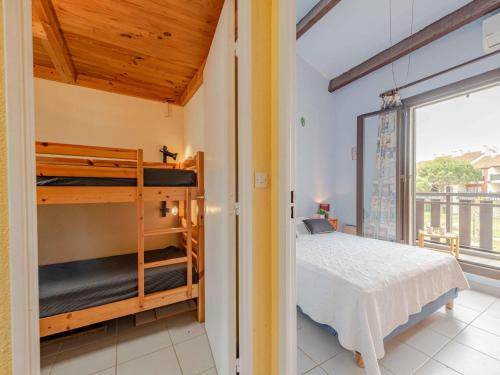 une chambre avec un lit superposé et une grande fenêtre dans l'établissement Holiday Home Sombrero-4 by Interhome, au Barcarès