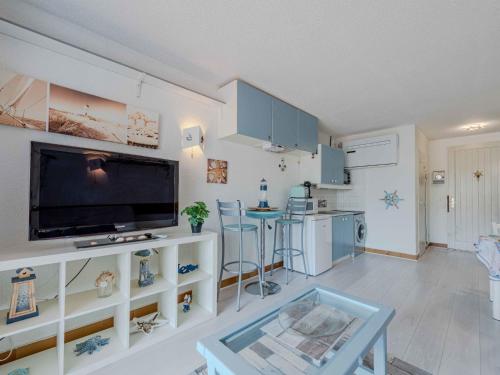 un salon avec une télévision et une cuisine dans l'établissement Studio Sombrero-2 by Interhome, au Barcarès